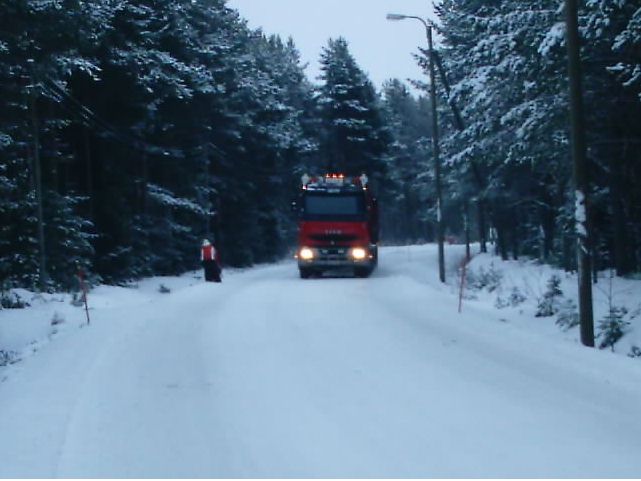 Lapset kulkevat kouluun tätä tietä rekkojen seassa! Rekkaliikenne on päivittäin runsasta.