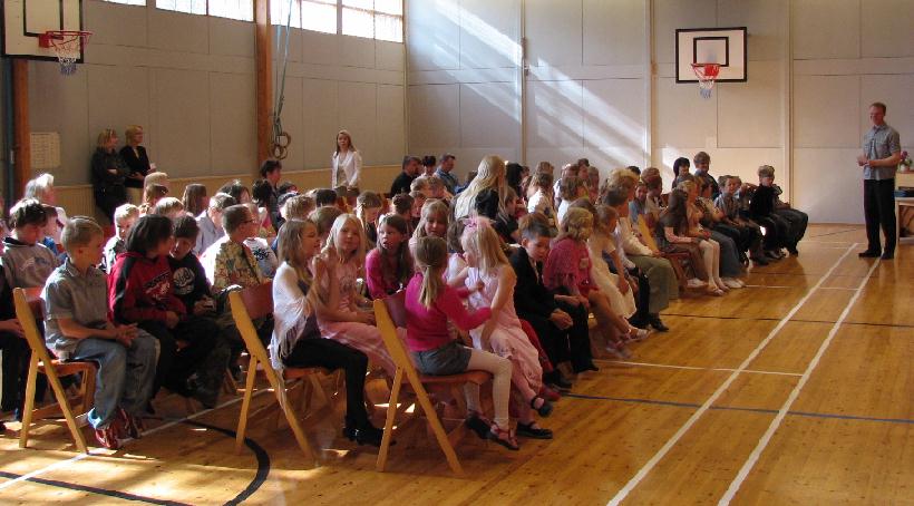 Kuva koulun kevätjuhlasta