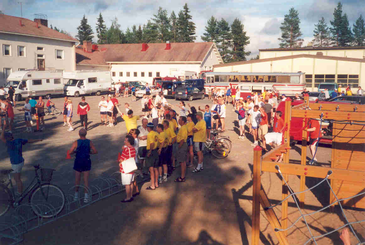 "Suomi juoksee", viestinvaihto Piehingin koululla. Kesällä 2000.