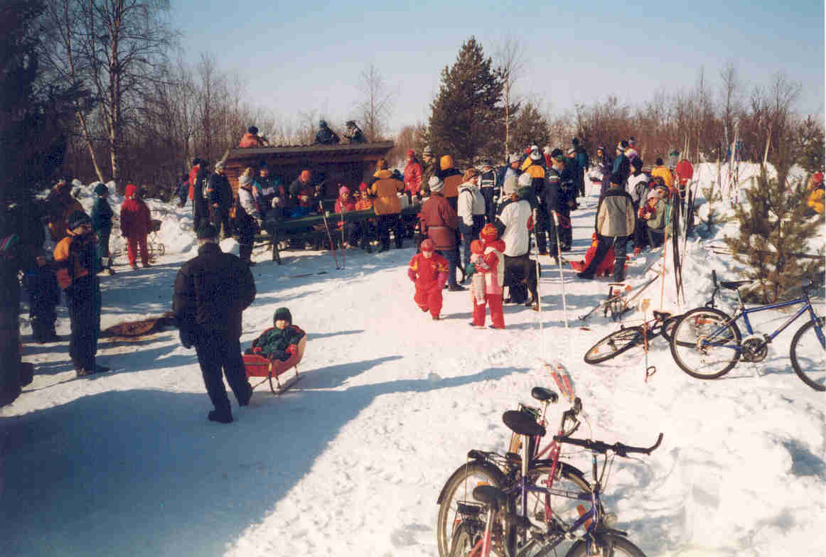Kultalan laavulla talvella 2000. Piehinkiläisten ulkoilupäivänä.