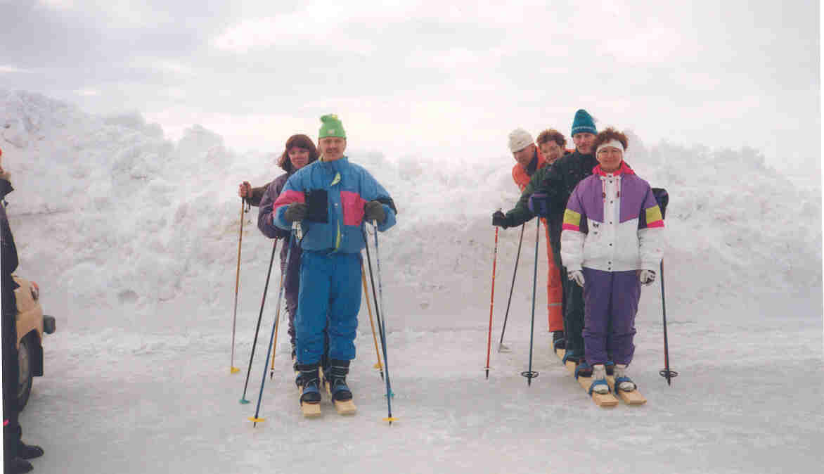 Ulkoilupäivä Lännenrannalla. Tandem hiihtoa meren jäällä.