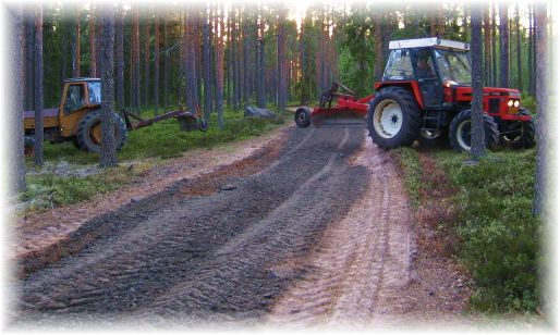 Viljo ja kumppanit työssä koneineen.